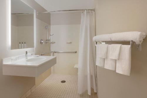 Double Suite with Two Double Beds, Bathtub, Transfer Shower and Sofa Bed - Mobility Access/Hearing Accessible del hotel SpringHill Suites Newark International Airport. Foto 7