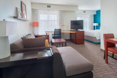 Estudio con cama grande, sofá cama y bañera adaptada - Adaptado para personas con discapacidad auditiva y movilidad reducida del hotel Residence Inn by Marriott Newark Elizabeth/Liberty International Airport
