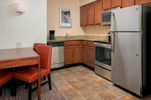 One - Bedroom Queen Suite with Sofa Bed and Adapted Tub - Mobility and Hearing Accessible del hotel Residence Inn Long Island Hauppauge/Islandia. Foto 2