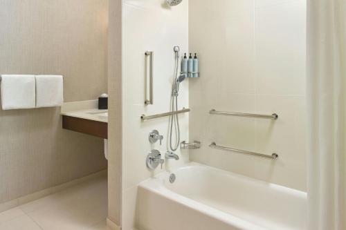 One - Bedroom Queen Suite with Sofa Bed and Adapted Tub - Mobility and Hearing Accessible del hotel Residence Inn Long Island Hauppauge/Islandia. Foto 4