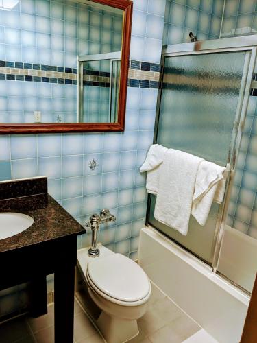 Habitación con 2 camas grandes del hotel Jets Motor Inn. Foto 3