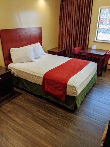 Habitación con cama grande del hotel Jets Motor Inn