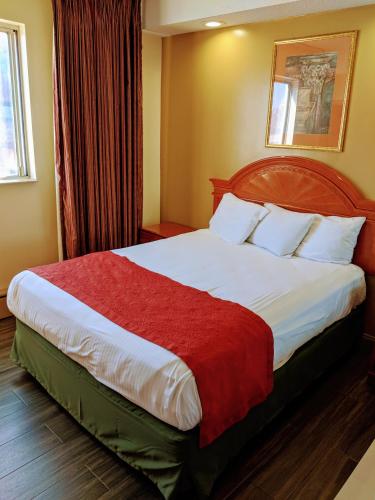 Habitación con cama grande y bañera de hidromasaje del hotel Jets Motor Inn. Foto 4