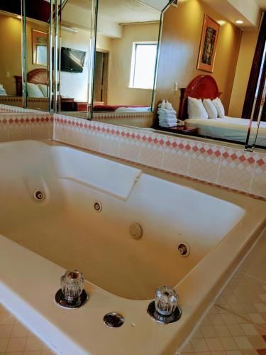 Habitación con cama grande y bañera de hidromasaje del hotel Jets Motor Inn. Foto 9