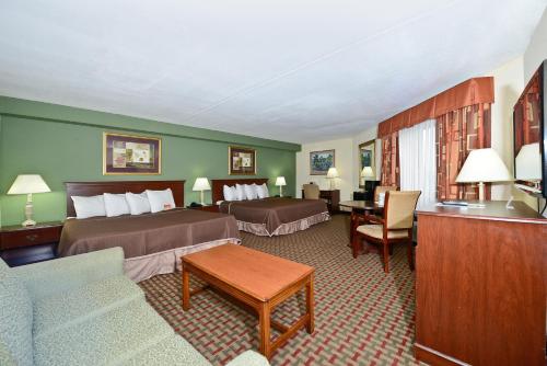 Suite Estudio con cama extragrande - No Fumadores del hotel Howard Johnson By Wyndham Newark Airport. Foto 1