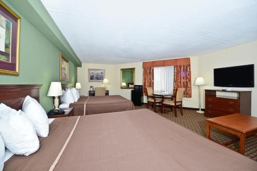 Suite Estudio con cama extragrande - No Fumadores del hotel Howard Johnson By Wyndham Newark Airport. Foto 2