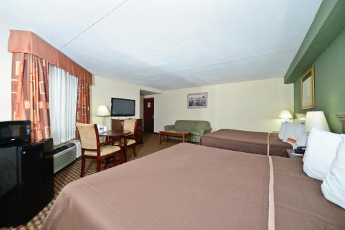Suite Estudio con cama extragrande - No Fumadores del hotel Howard Johnson By Wyndham Newark Airport. Foto 3