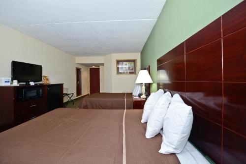 Habitación Doble con 2 camas dobles - No fumadores del hotel Howard Johnson By Wyndham Newark Airport