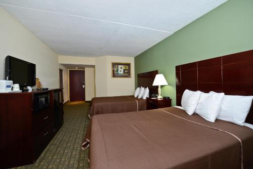 Habitación Doble con 2 camas dobles - No fumadores del hotel Howard Johnson By Wyndham Newark Airport. Foto 3