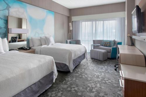 Large Queen Room with Two Queen Beds and Sofa Bed - Hearing Accessible del hotel Courtyard Newark Elizabeth