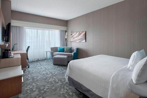 King Room with Sofa Bed and Roll - in Shower - Mobility Accessible del hotel Courtyard Newark Elizabeth. Foto 1