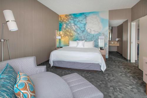 Suite de 1 dormitorio con cama extragrande y sofá cama del hotel Courtyard Newark Elizabeth. Foto 1