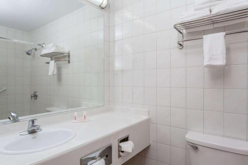 Habitación Doble adaptada para personas con discapacidad con ducha a ras de suelo - 2 camas dobles - No fumadores del hotel Days Inn Woodbury. Foto 1