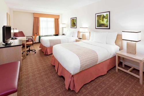 Habitación Doble con 2 camas dobles - No fumadores del hotel La Quinta Inn & Suites by Wyndham Garden City. Foto 5