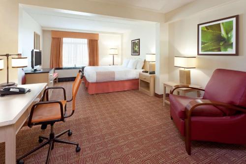 Habitación - 1 cama extragrande - No fumadores del hotel La Quinta Inn & Suites by Wyndham Garden City. Foto 1