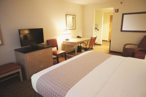 Habitación - 1 cama extragrande - No fumadores del hotel La Quinta Inn & Suites by Wyndham Garden City. Foto 4