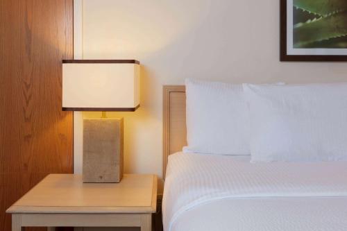 Habitación Deluxe con cama extragrande y sofá cama - para no fumadores del hotel La Quinta Inn & Suites by Wyndham Garden City. Foto 3