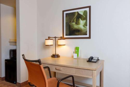 Suite Executive para no fumadores con 1 cama extragrande y sofá cama del hotel La Quinta Inn & Suites by Wyndham Garden City. Foto 4