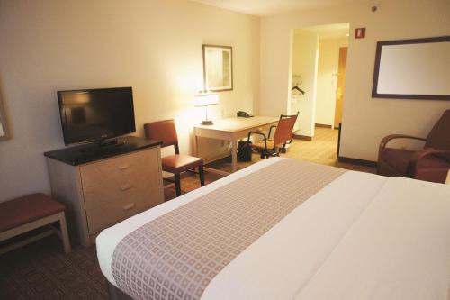 Habitación con bañera adaptada para personas con movilidad reducida - No fumadores - 1 cama extragrande del hotel La Quinta Inn & Suites by Wyndham Garden City. Foto 1