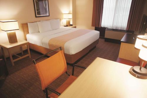 Habitación con bañera adaptada para personas con movilidad reducida - No fumadores - 1 cama extragrande del hotel La Quinta Inn & Suites by Wyndham Garden City. Foto 2