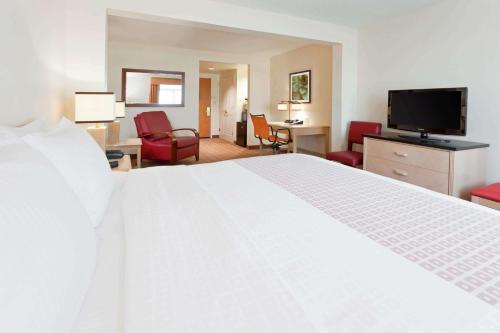 Habitación con bañera adaptada para personas con movilidad reducida - No fumadores - 1 cama extragrande del hotel La Quinta Inn & Suites by Wyndham Garden City. Foto 7