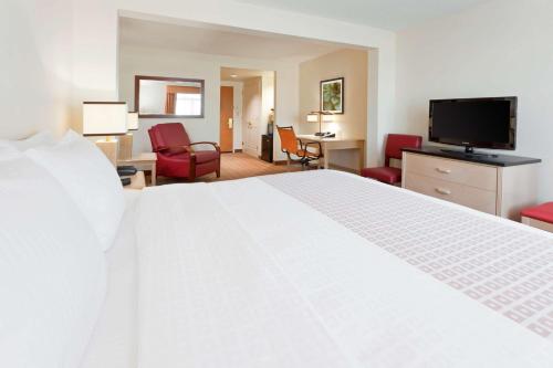 Habitación - 1 cama extragrande - No fumadores del hotel La Quinta Inn & Suites by Wyndham Garden City