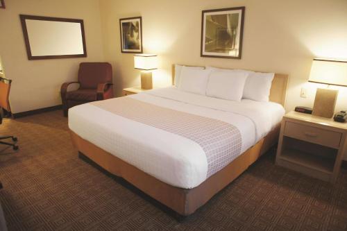 Habitación - 1 cama extragrande - No fumadores del hotel La Quinta Inn & Suites by Wyndham Garden City. Foto 12