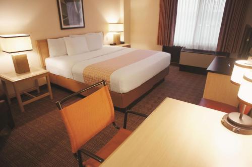 Habitación Deluxe con cama extragrande y sofá cama - para no fumadores del hotel La Quinta Inn & Suites by Wyndham Garden City. Foto 5