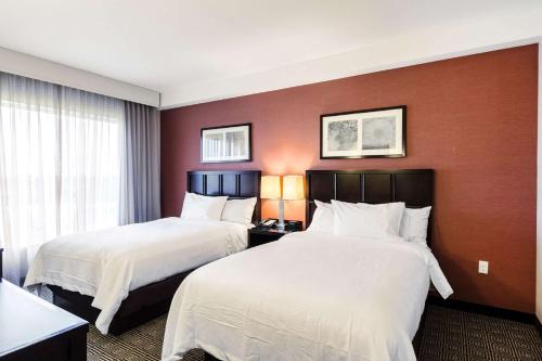 Suite Doble del hotel Embassy Suites Elizabeth Newark Airport. Foto 2