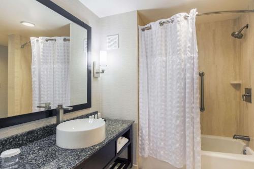 Suite con cama extragrande y bañera de hidromasaje - Adaptada para personas con discapacidad auditiva del hotel Embassy Suites Elizabeth Newark Airport