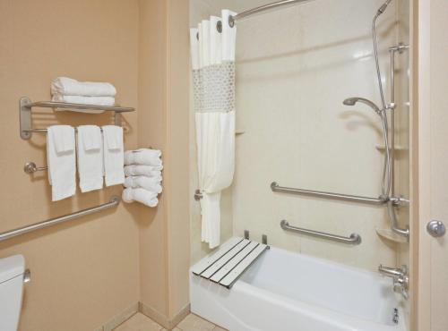 Habitación King con bañera accesible - Acceso para movilidad y audición - No fumadores del hotel Hampton Inn Kingston