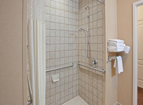 Habitación con cama extragrande - Adaptada para personas con discapacidad auditiva/no fumadores del hotel Hampton Inn Kingston. Foto 3