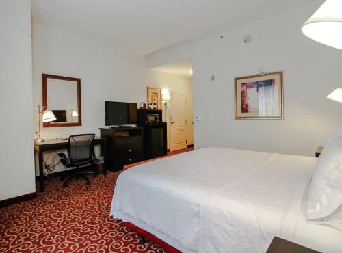 Habitación Doble - Cama extragrande - No fumadores del hotel Hampton Inn Kingston. Foto 2