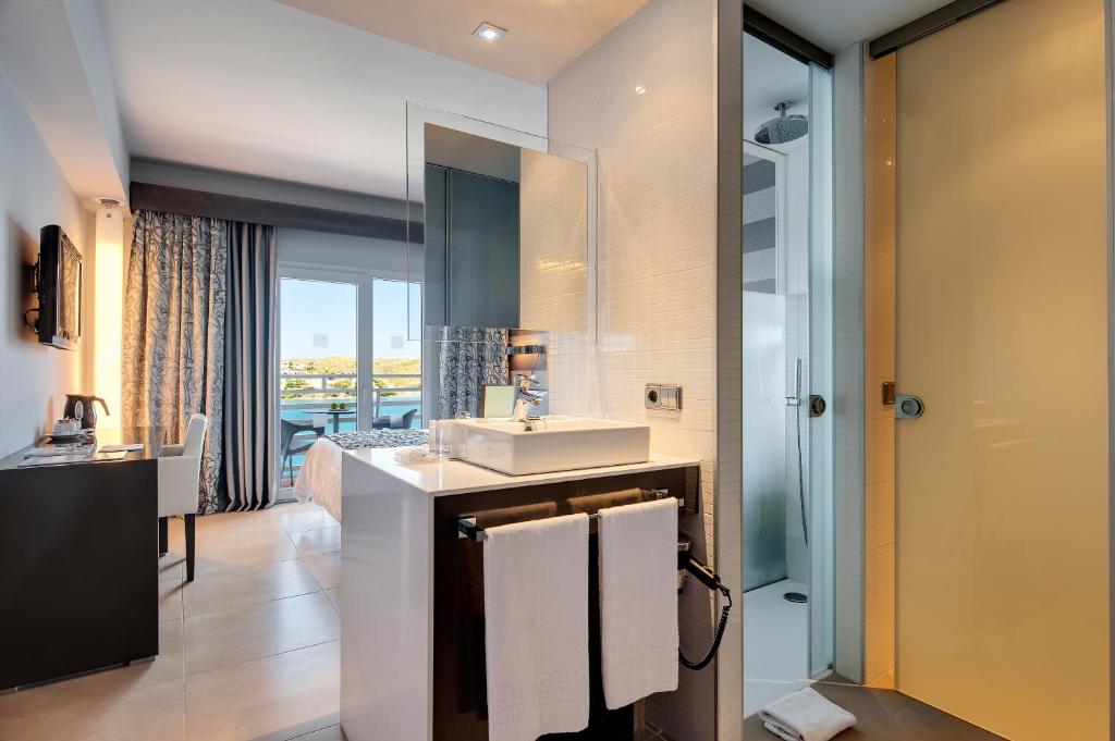 Habitación doble Vista Mar Superior del hotel Barceló Hamilton Menorca - Adults Only. Foto 1