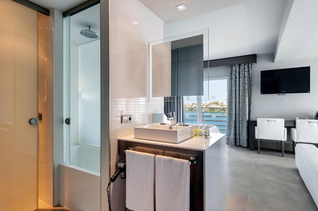 Junior suite Vista Mar del hotel Barceló Hamilton Menorca - Adults Only. Foto 1