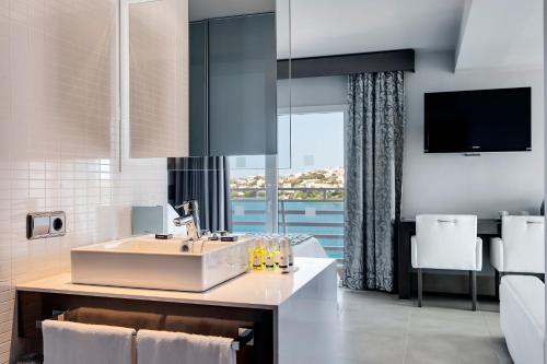 Suite Junior con vistas al mar del hotel Barceló Hamilton Menorca - Adults Only. Foto 5