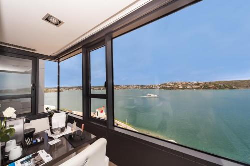 Habitación Doble Deluxe con vistas al mar - 1 o 2 camas del hotel Barceló Hamilton Menorca - Adults Only. Foto 3