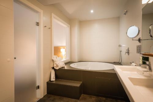 Habitación Doble Deluxe con bañera de hidromasaje del hotel Artiem Capri