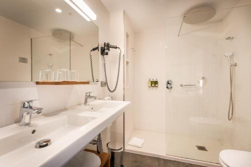 Habitación Doble Deluxe con bañera de hidromasaje del hotel Artiem Capri. Foto 2