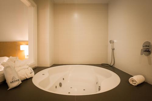Habitación Doble Deluxe con bañera de hidromasaje del hotel Artiem Capri. Foto 3