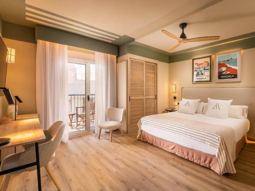 Habitación Doble Deluxe con bañera de hidromasaje del hotel Artiem Capri. Foto 19