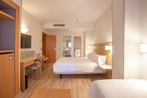 Habitación Triple Interior del hotel Artiem Capri. Foto 3
