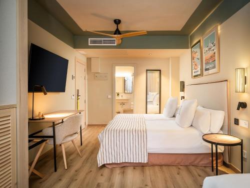 Habitación Triple Interior del hotel Artiem Capri. Foto 11