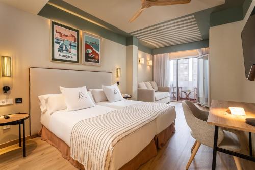 Habitación Triple Interior del hotel Artiem Capri. Foto 9