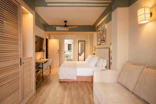 Habitación Triple Interior del hotel Artiem Capri. Foto 10
