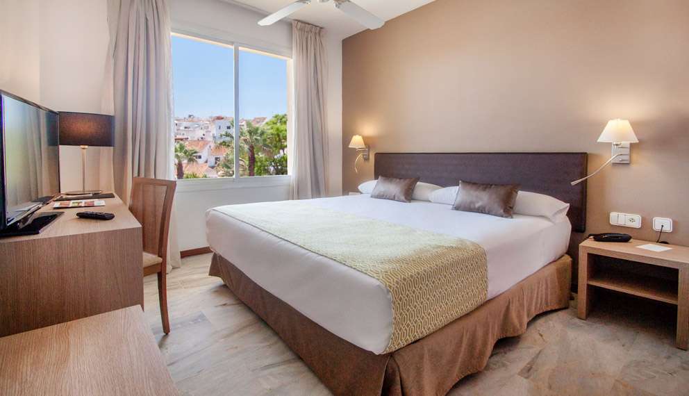 Habitación triple del hotel Catalonia Mirador Des Port