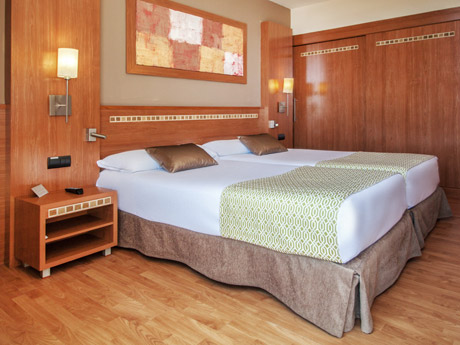 Habitación cuádruple Premium del hotel Catalonia Mirador Des Port. Foto 1