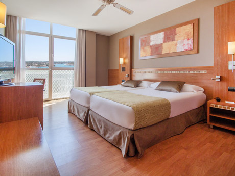 Habitación cuádruple Premium del hotel Catalonia Mirador Des Port. Foto 2