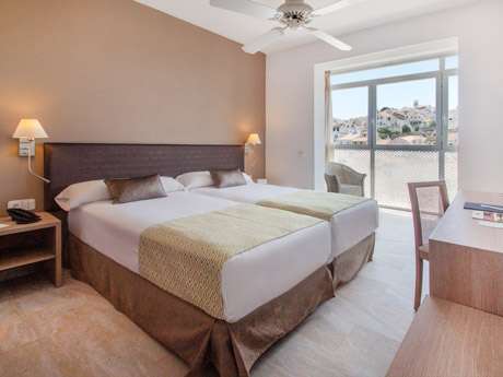 Habitación triple Premium del hotel Catalonia Mirador Des Port