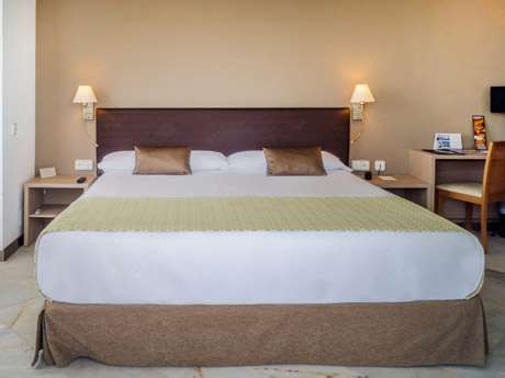 Habitación triple Premium del hotel Catalonia Mirador Des Port. Foto 3